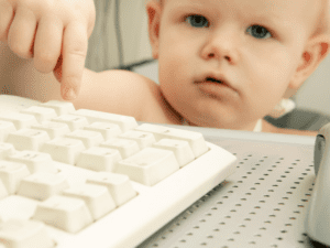 Baby foran computer. (Nybegynder i ChatGPT)